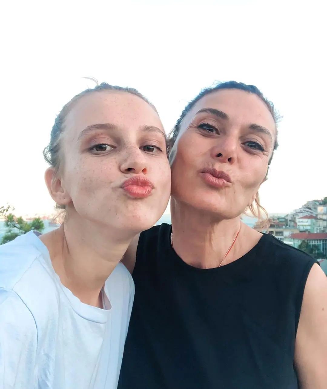 Hatice Aslan ile Ahsen Eroğlu hasret giderdi! Dilan Çiçek Deniz dekoltesiyle yaktı! 8
