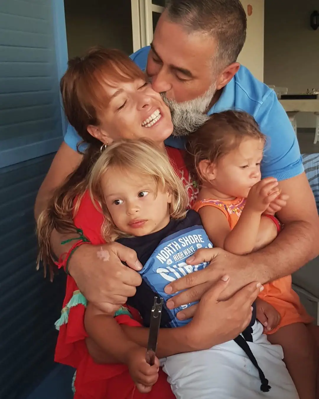 Doğa Rutkay'ın ikizleri ve eşiyle aile pozuna düşen düşene... Çerçeveletip asmak lazım 8