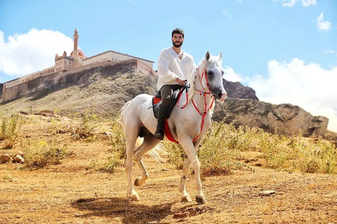 Hercai dizisi için geri sayım başladı! Büyük müjdeyi Akın Akınözü verdi... 7