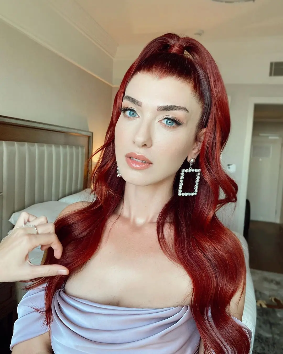 Aslıhan Güner, Ebru Şahin ve Merve Boluğur dekolteleriyle dikkat çekti 9