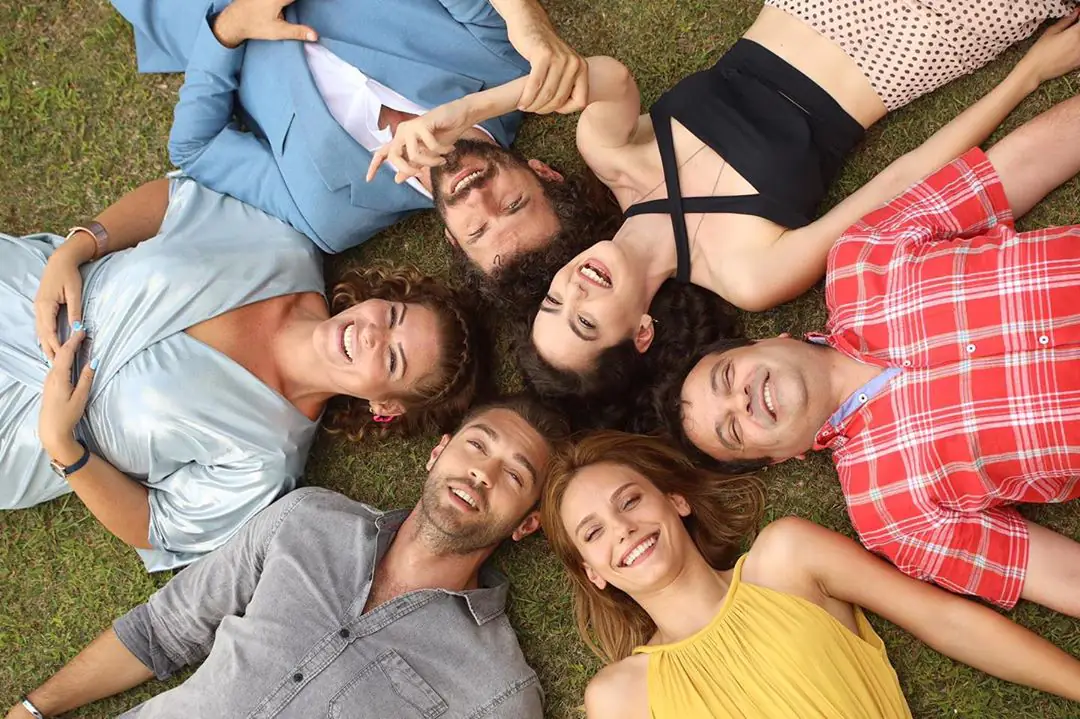 Çatı Katı Aşk dizi ekibinden nazar boncuğu takılacak poz! 7 Çatı Katı Aşk dizi ekibinden nazar boncuğu takılacak poz! 7