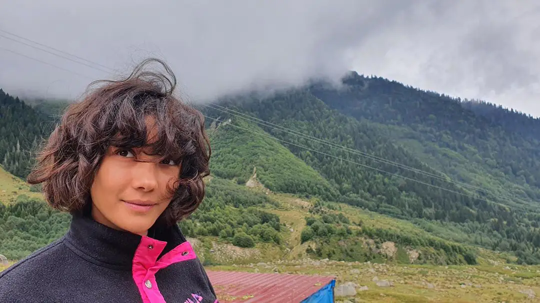 Aybüke Pusat doğanın kollarında! Ahsen Eroğlu sade ama güçlü! Funda Eryiğit alımlı 9