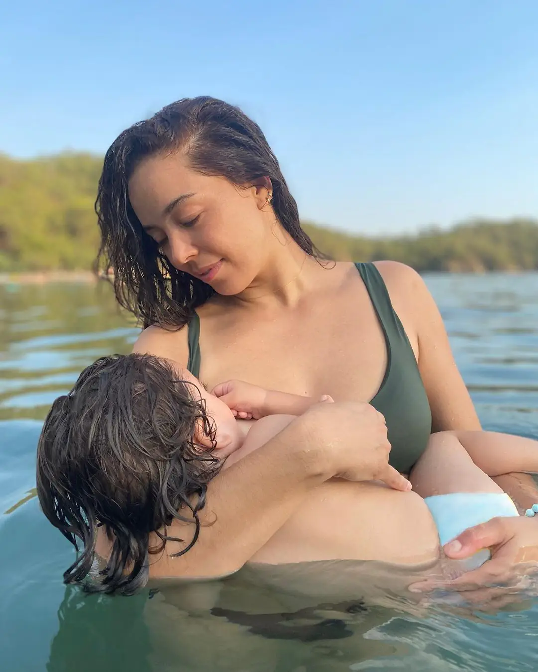Azra Akın'ın oğlu Demir'i emzirdiği fotoğrafı anlam yüklü! 7