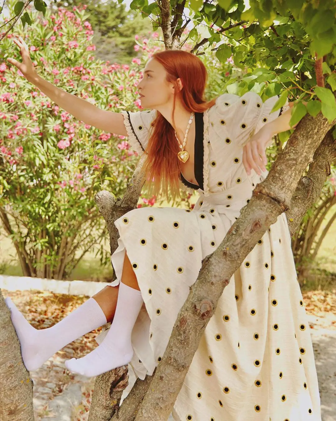 O elbisenin altına o çorabı siz giyseniz olmazdı ama Nilperi Şahinkaya tarzları yıkmış! 7