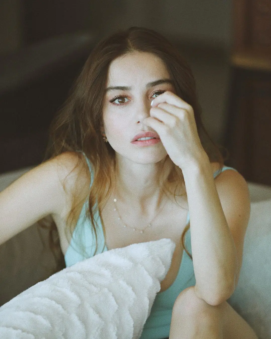 Özge Gürel yastıkla, Nilperi Şahinkaya kahveyle, Songül Öden kediyle poz verdi... 9