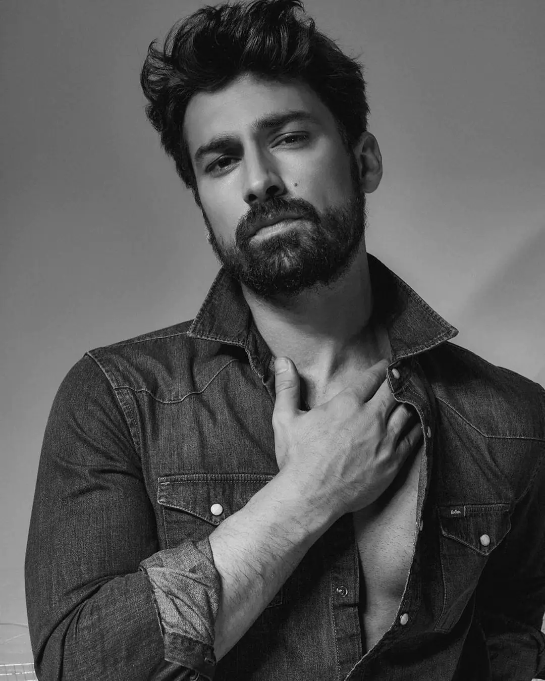 İki yakışıklı jön, iki farklı kare... Engin Öztürk ve Alp Navruz'un renkleri başka, yorumlar aynı! 8