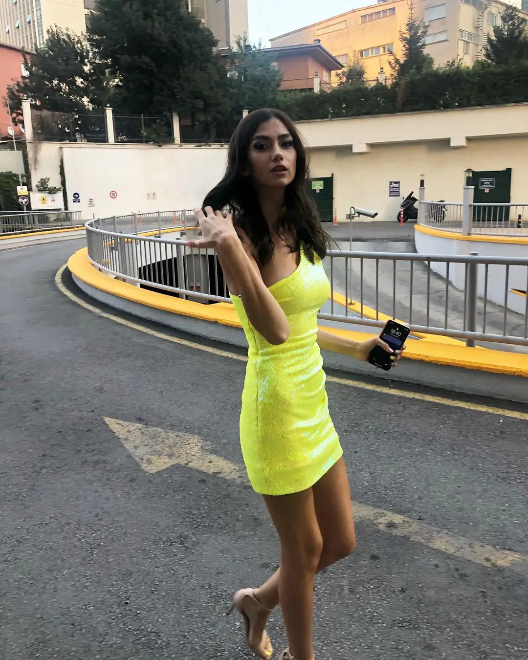Aleyna Solaker, sarı dekolteli elbisesiyle beğenileri topladı 7