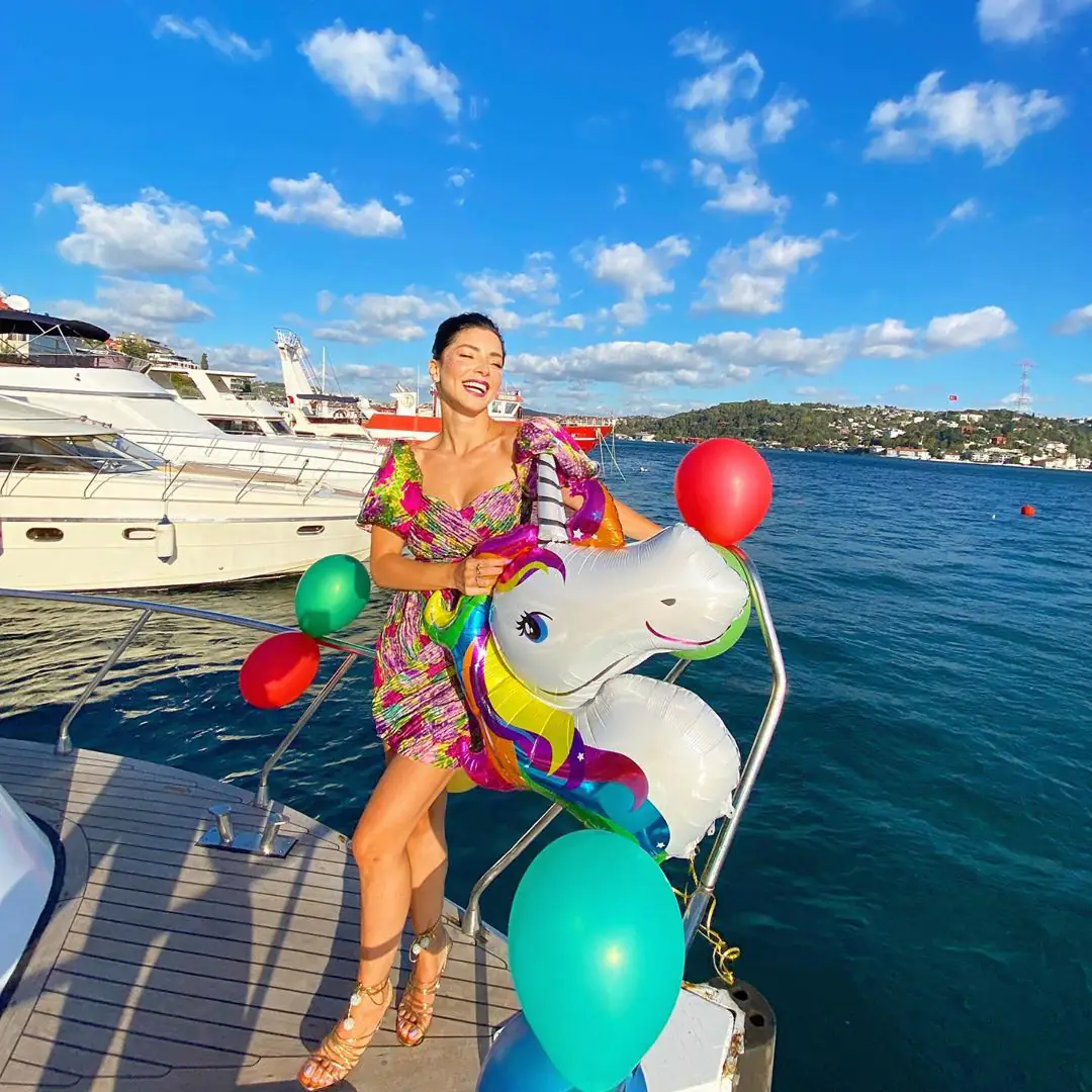 Merve Boluğur çok aradı ve sonunda kendine yakışan elbiseyi buldu 8