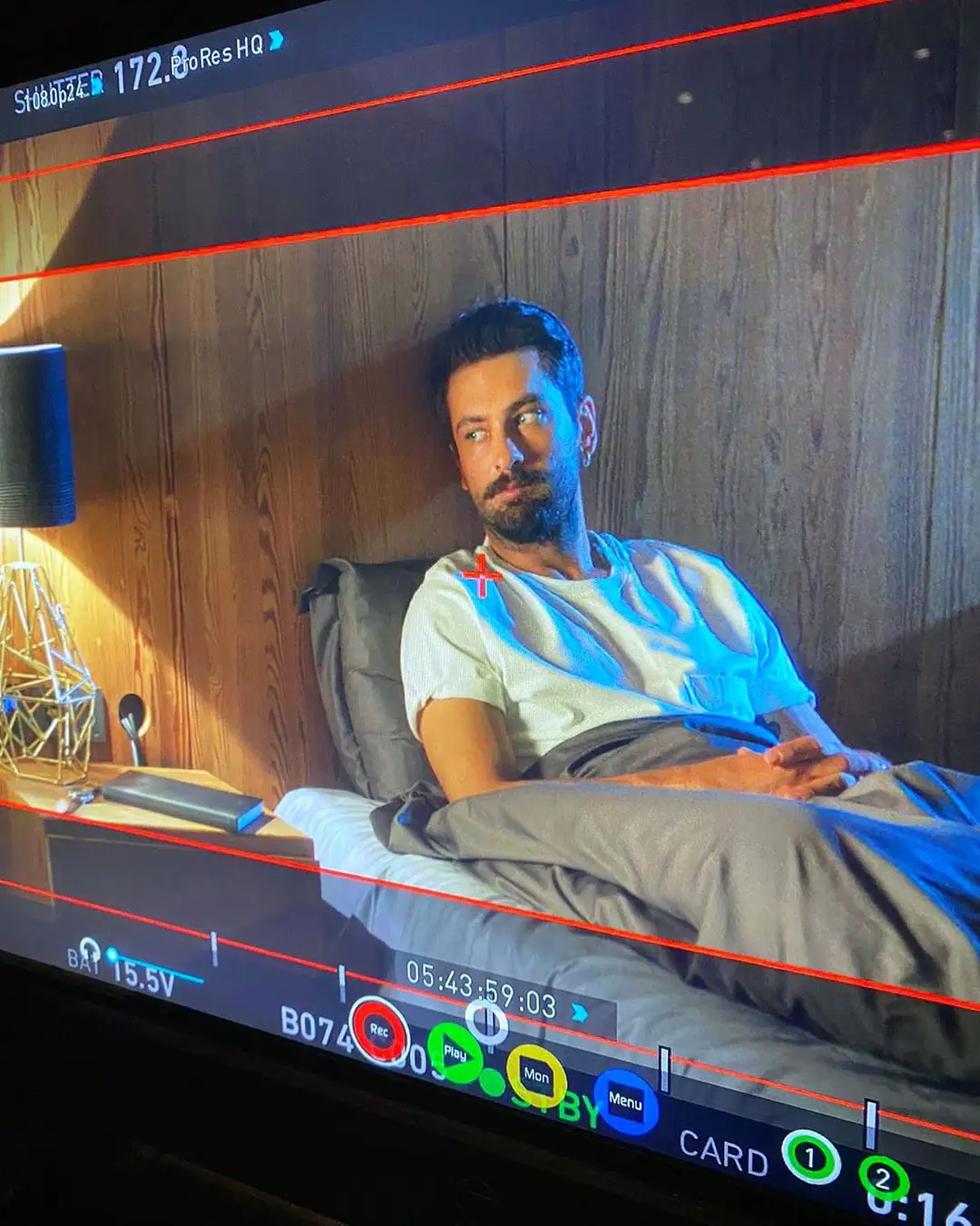 İki ayrı setten fotoğraf paylaşan Onur Tuna, hayranlarının kafasını fena karıştırdı! 7