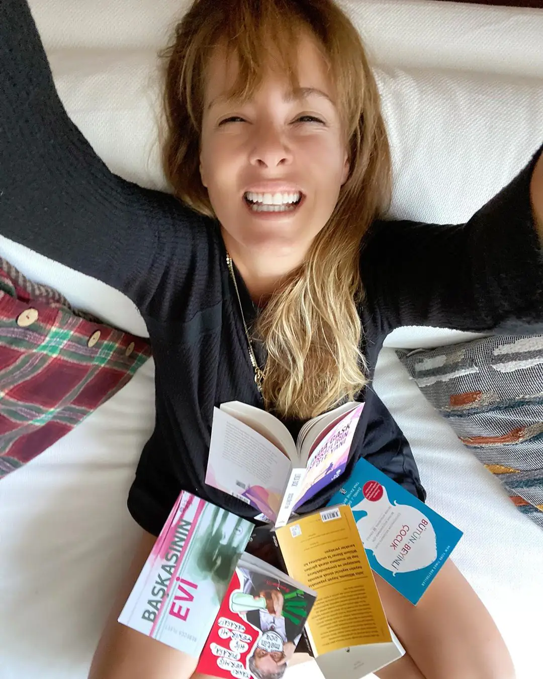 Ünlülerin pazar pozları... Doğa Rutkay'un kitap coşkusu, Bergüzar Korel'in müthiş sofrası, Melisa Şenolsun'un kapı önü şovu... 9