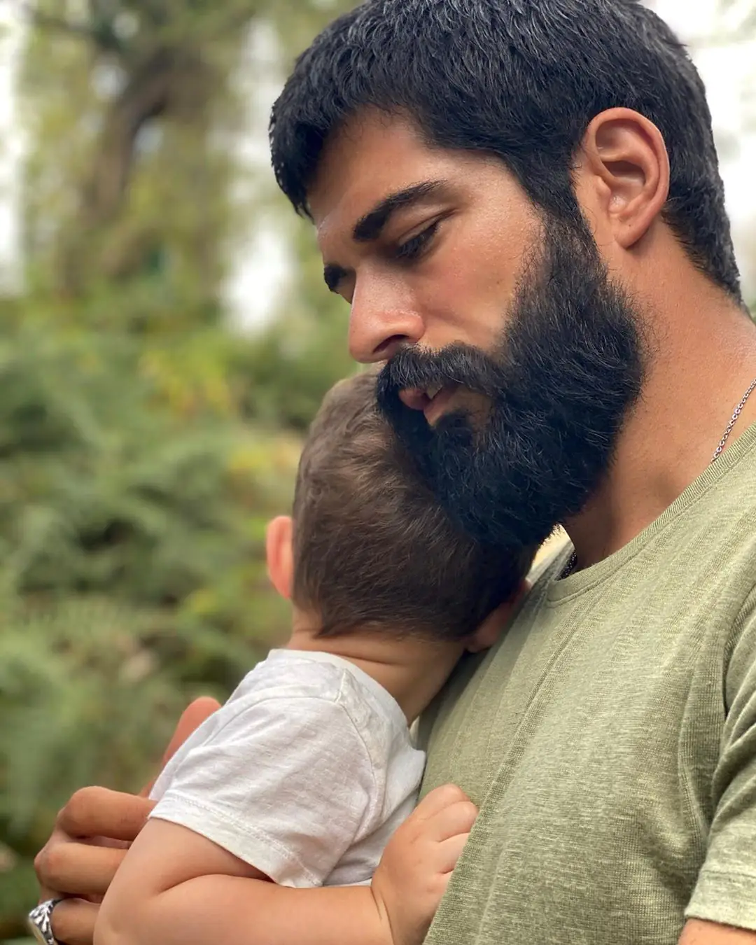 Budur! Burak Özçivit ve oğlu Karan'ın fotoğrafını Fahriye Evcen tek kelimeyle özetledi! 7
