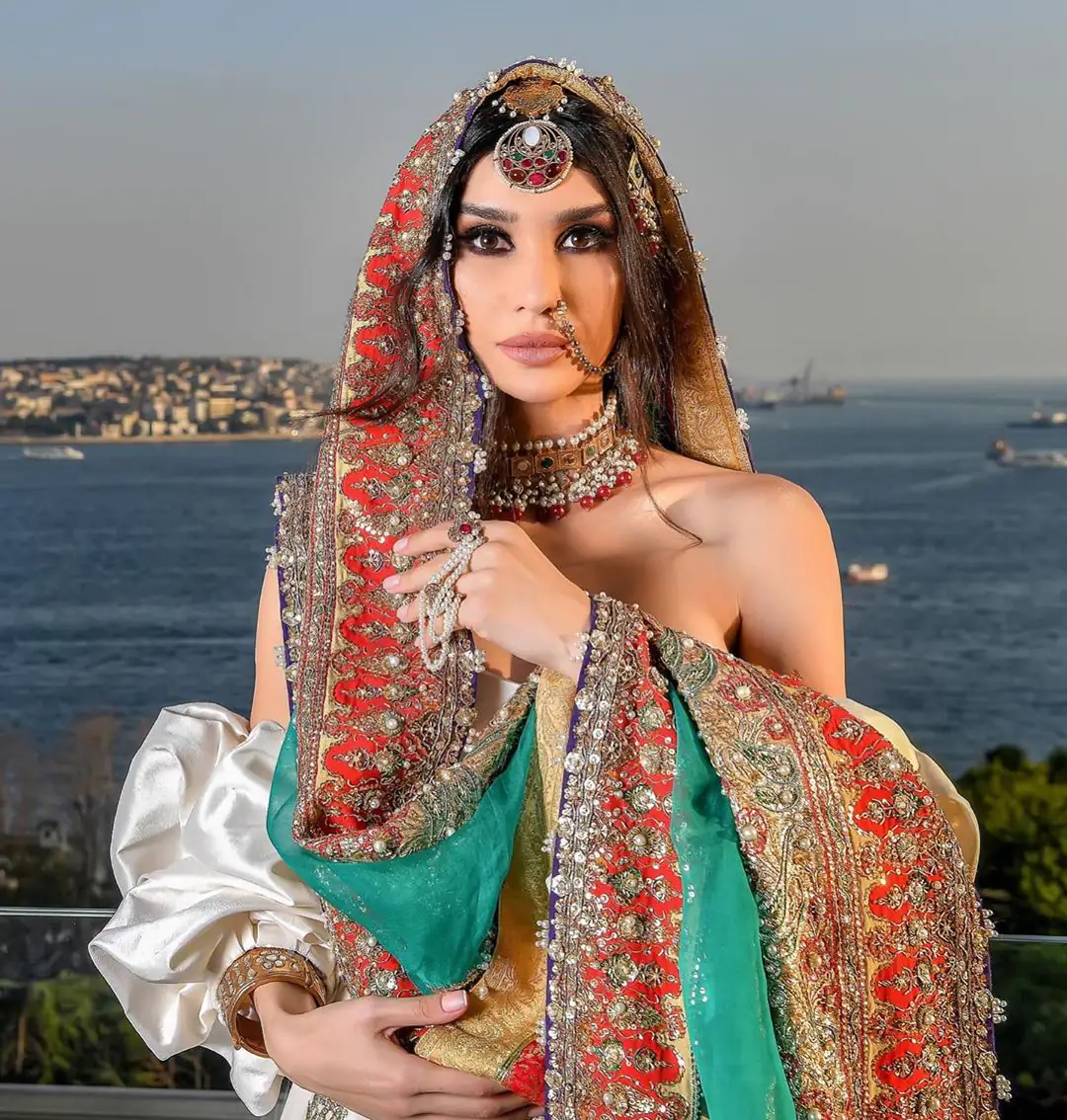 Burcu Kıratlı özel çekimlerde güzelliği ile göz doldurdu! 9