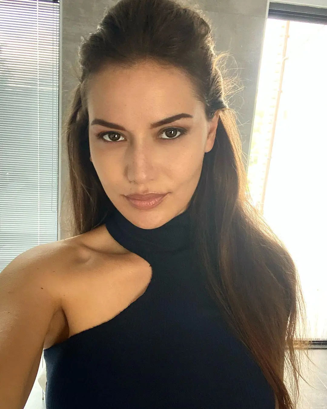 Fahriye Evcen yorumsuz paylaştı, saatler içinde yarım milyona yakın beğeni aldı 7 Fahriye Evcen yorumsuz paylaştı, saatler içinde yarım milyona yakın beğeni aldı 7