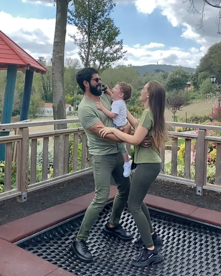 Fahriye Evcen ve Burak Özçivit'in Karan'la zıpladıkları videoya milyonlarca beğeni geldi 7