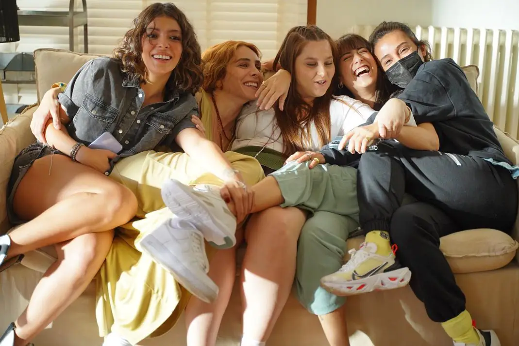 'Benden Ne Olur?' filminin setinde eğlence tavan yaptı! Kadın oyuncuların kahkaha krizi 8