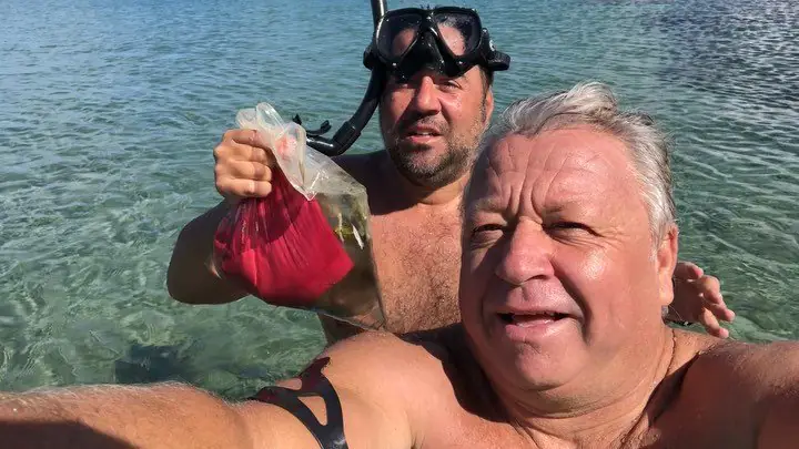 Ata Demirer, denizden elleriyle çöpleri toplayıp aileleri uyardı 7