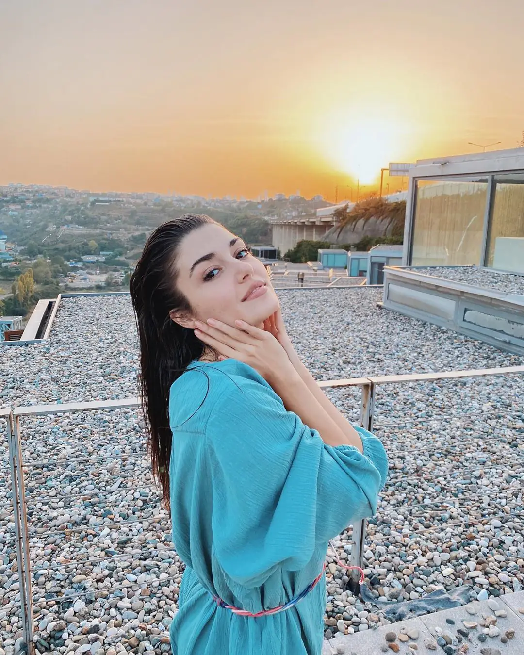Hande Erçel'in yanındaki kimdi? Herkes Kerem Bürsin'in yorumunu bekledi! 9