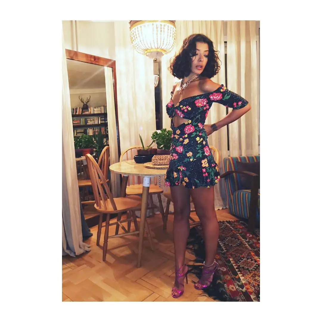 Çat Katı Aşk dizisini karıştıran Selin Şekerci'nin pozuna Hazal Kaya'dan 'Haydaa' yorumu 8