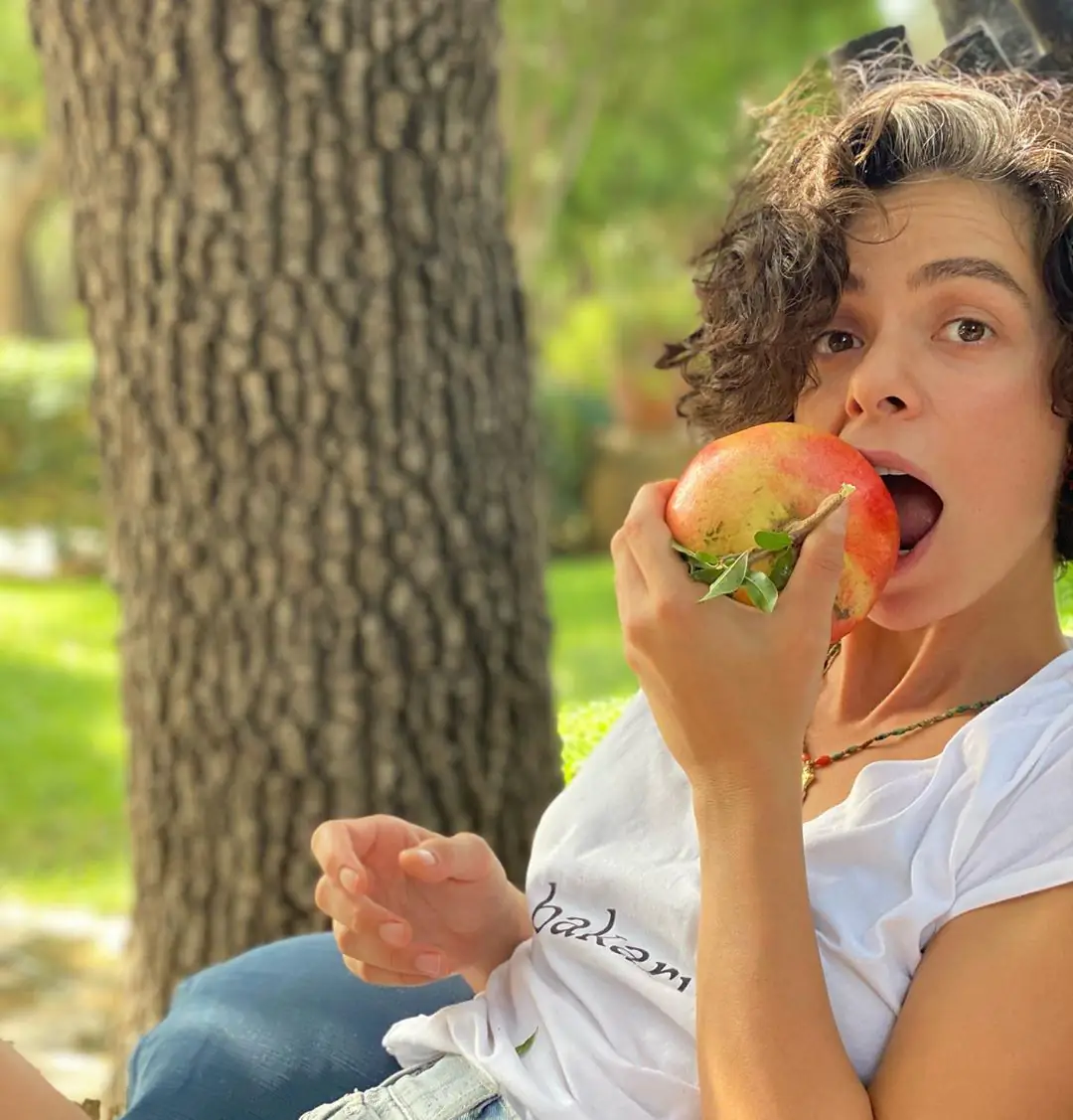 Kabuğunu bile yedi! Özge Özpirinçci, doğallığın dibine vurdu! 7