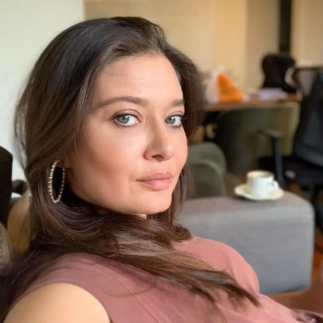 Nurgül Yeşilçay'ın vazgeçilmez ikilisi! Özge Gürel ve Şükran Ovalı'nın afili pozu! 9
