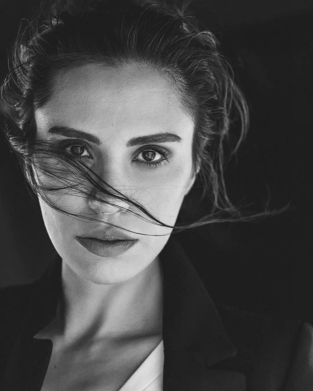 Hande Doğandemir ve Şükran Ovalı'nın siyah-beyaz çekiciliği 8