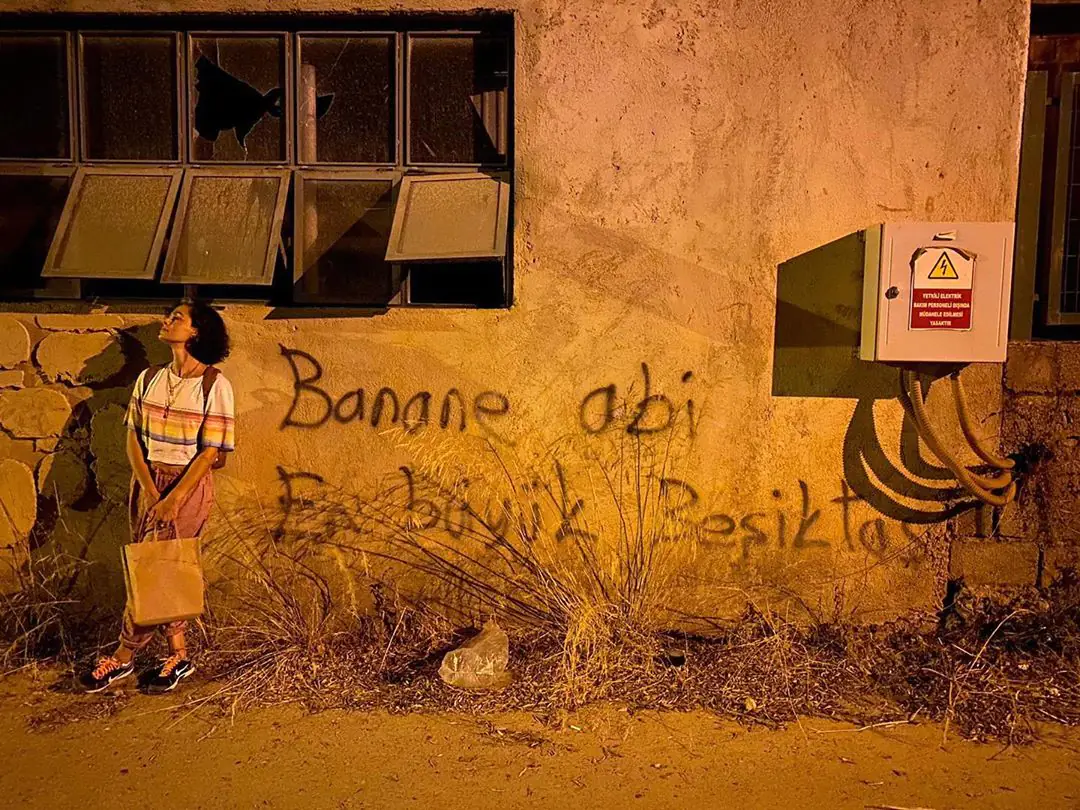 Özge Özpirinçci, tuttuğu takımı duvar yazısıyla duyurdu! 7