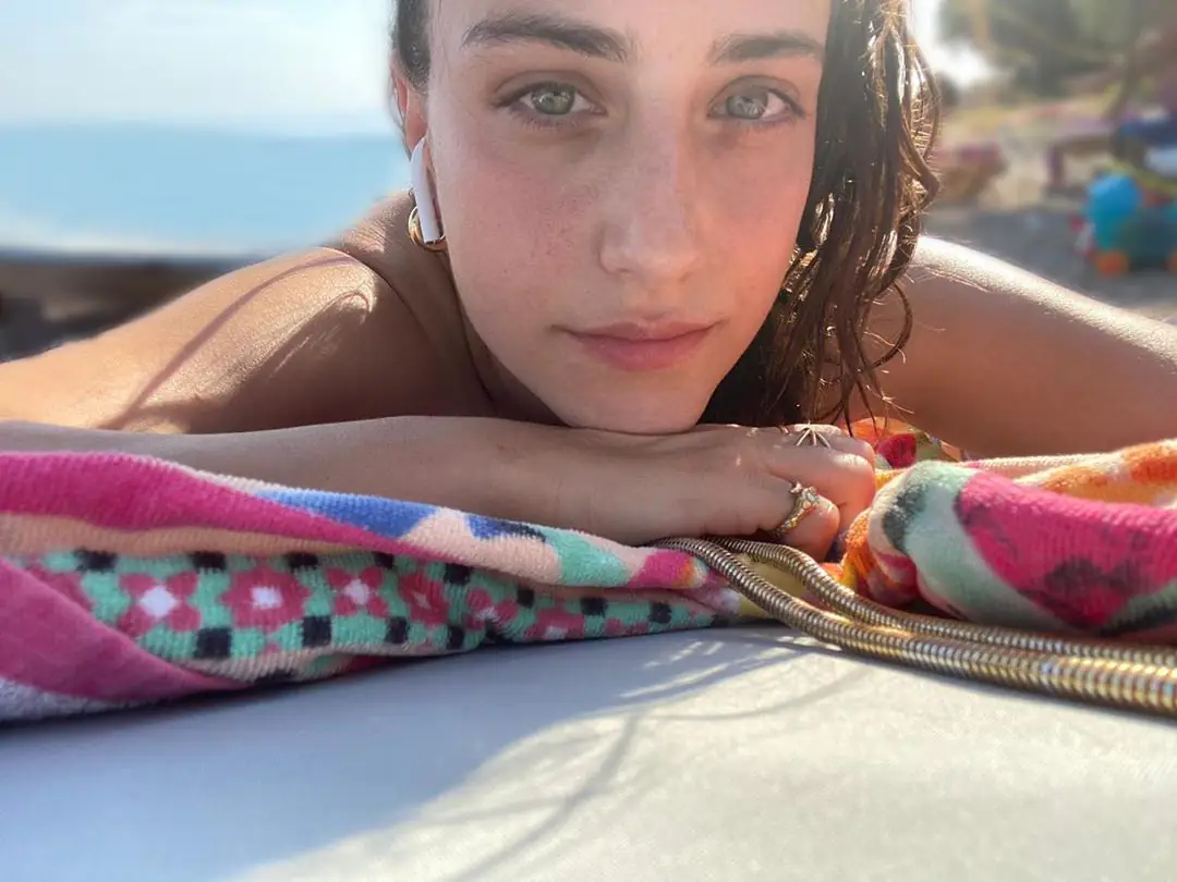 Hazal Kaya'nın tatili gelmiş! Demet Özdemir de yırtık pantolonuyla beğeni topladı 9