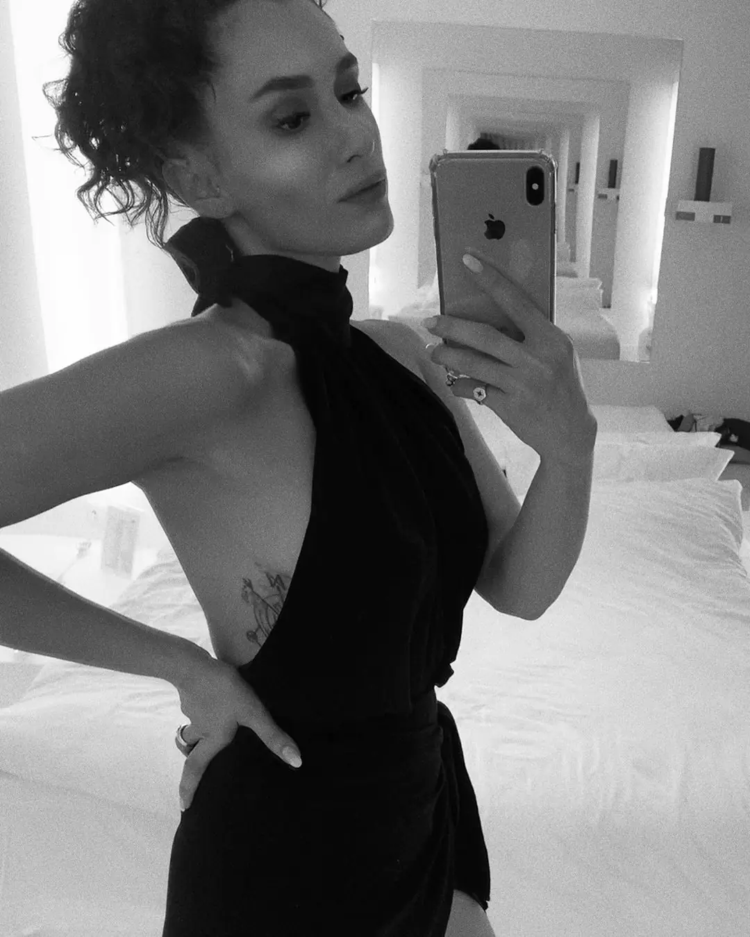 Hande Doğandemir dövmesini öyle bir yere yaptırmış ki dekolte giyince ortaya çıktı! 7
