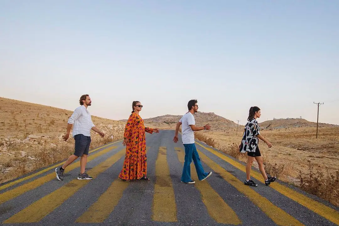 Ne yapıyorlar? Beren Saat, Mehmet Günsur, Melisa Şenolsun... Atiye oyuncularından ilginç poz 7