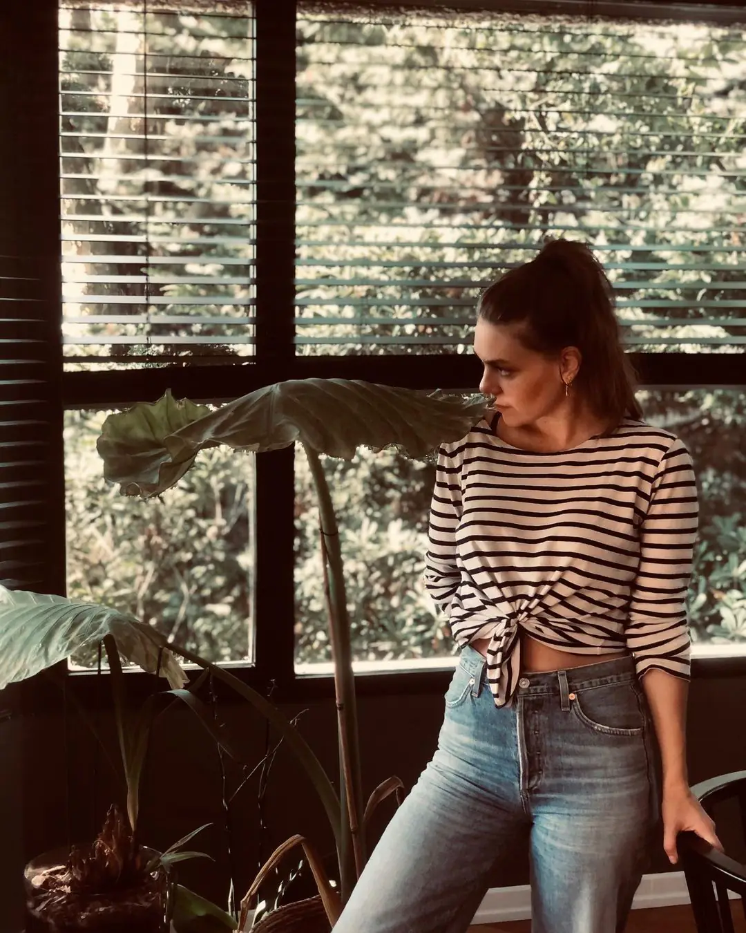Aslı Enver çiçeklerle konuşuyor, Nur Fettahoğlu kitaba dalmış, Demet Özdemir ayna pozunda! 9