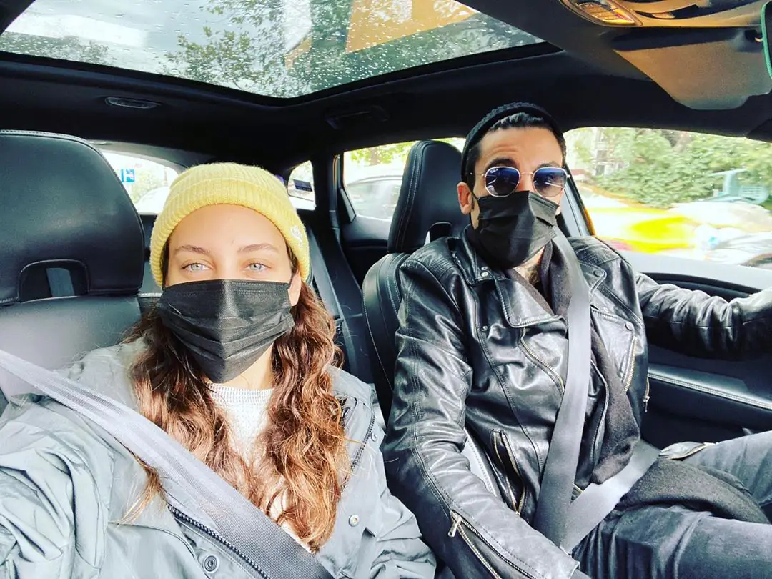 Öykü Karayel ve Can Bonomo çiftinin maskeli hali bile cool! 7