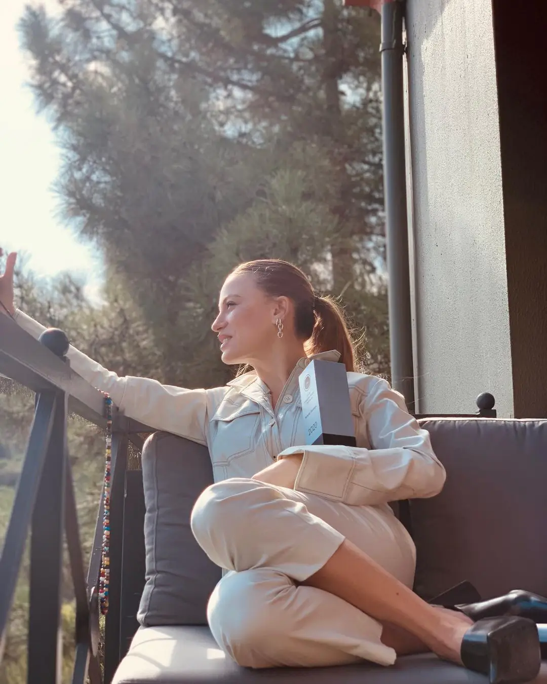 Serenay Sarıkaya bir foto paylaştı, ayakkabılarına demediklerini bırakmadılar! 8