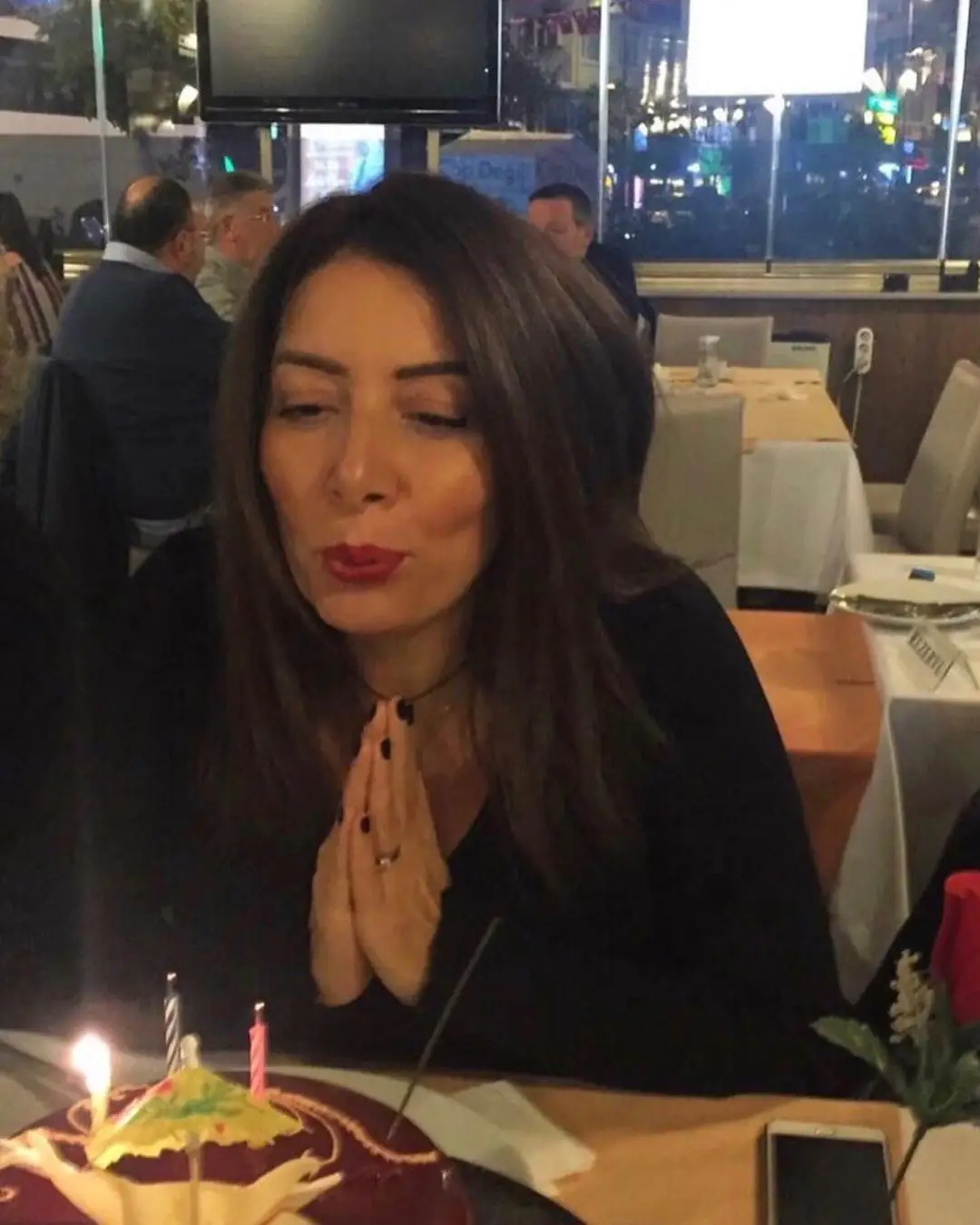 Hande Erçel'in büyük acısı... Kaybettiği annesi için söyledikleri, yürekleri dağladı 7