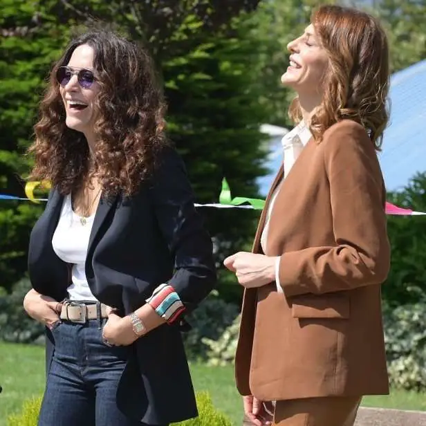 Hekimoğlu dizi setinde Ebru Özkan, Belçim Bilgin kahkahası! 7