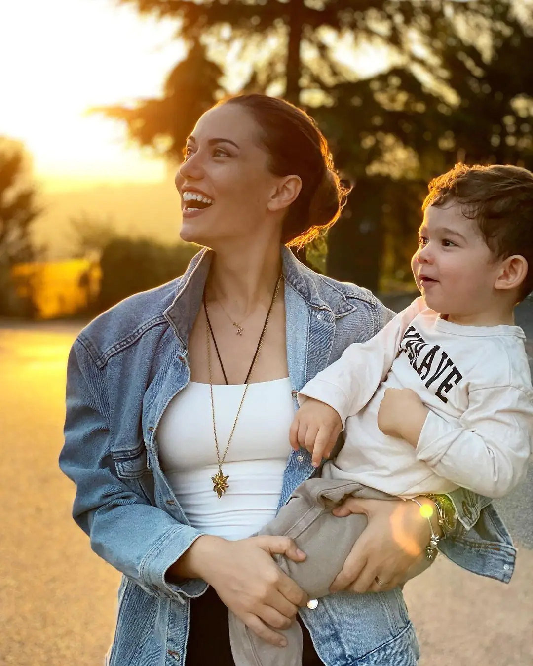 2 saatte 1 milyonu geçen beğeni! Fahriye Evcen'in oğlu Karan ile müthiş pozları 11