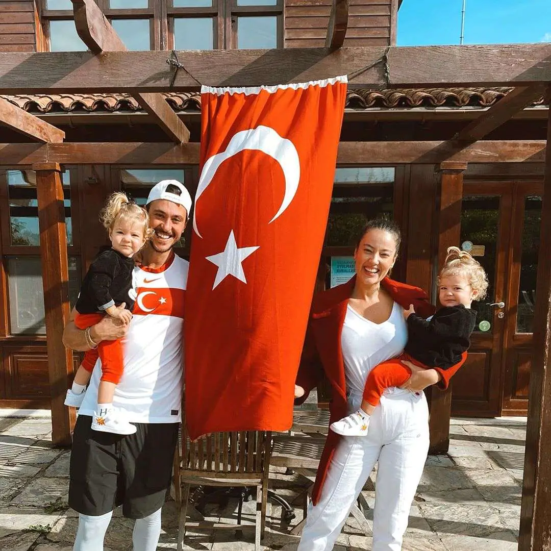 Anıl Altan ve Pelin Akil'in ikizleriyle 29 Ekim pozuna bir bakın, sonra dönüp bir daha bakın! 7
