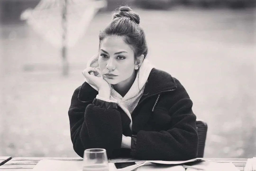 Demet Özdemir paylaştı, hayranlar yorumladı: Bu şey değil mi, 2020'nin bitmesini bekliyorum pozu! 8
