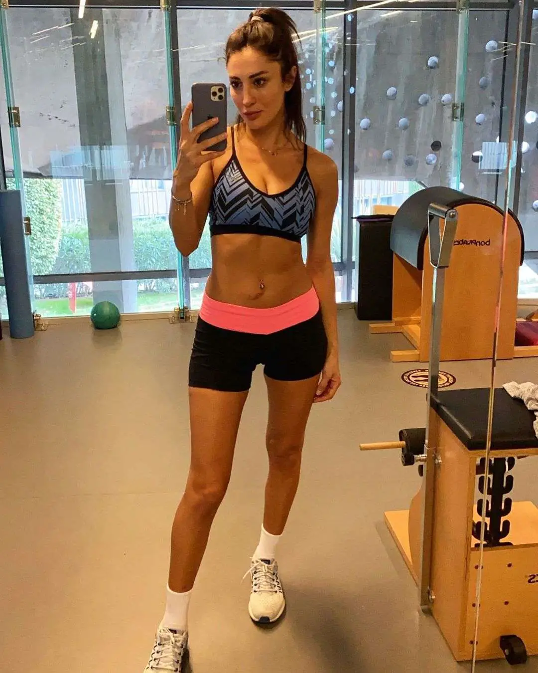 Rengarenk pazar pozları! Merve Oflaz'ın fitliği , Çiğdem Batur'un enteresan çizmeleri 9