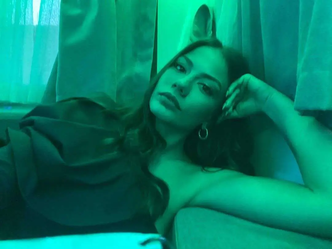 Bu ne şuh haller? Demet Özdemir, Yeşilçam filmlerinden fırlamış gibi resmen! 7