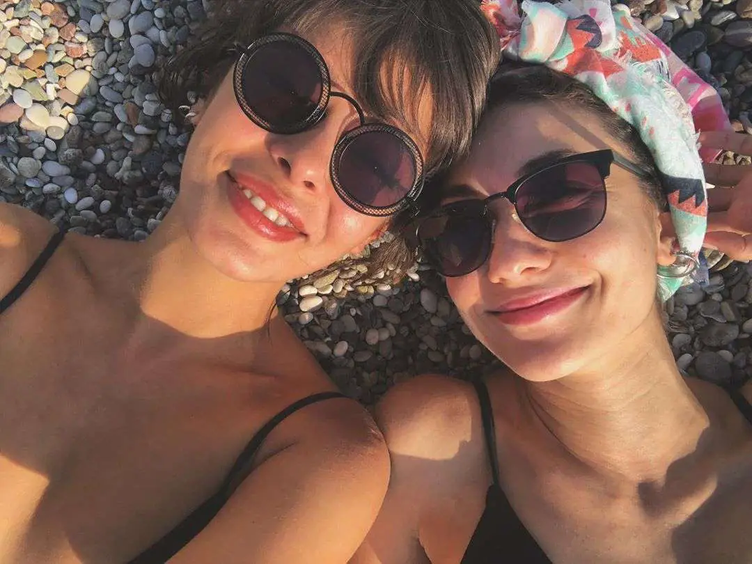 Demet Özdemir'e mavi çok yakışmış! Farah Zeynep Abdullah'ın sudaki zor anları! Selin Şekerci'den kadınlara özel mesaj! 9