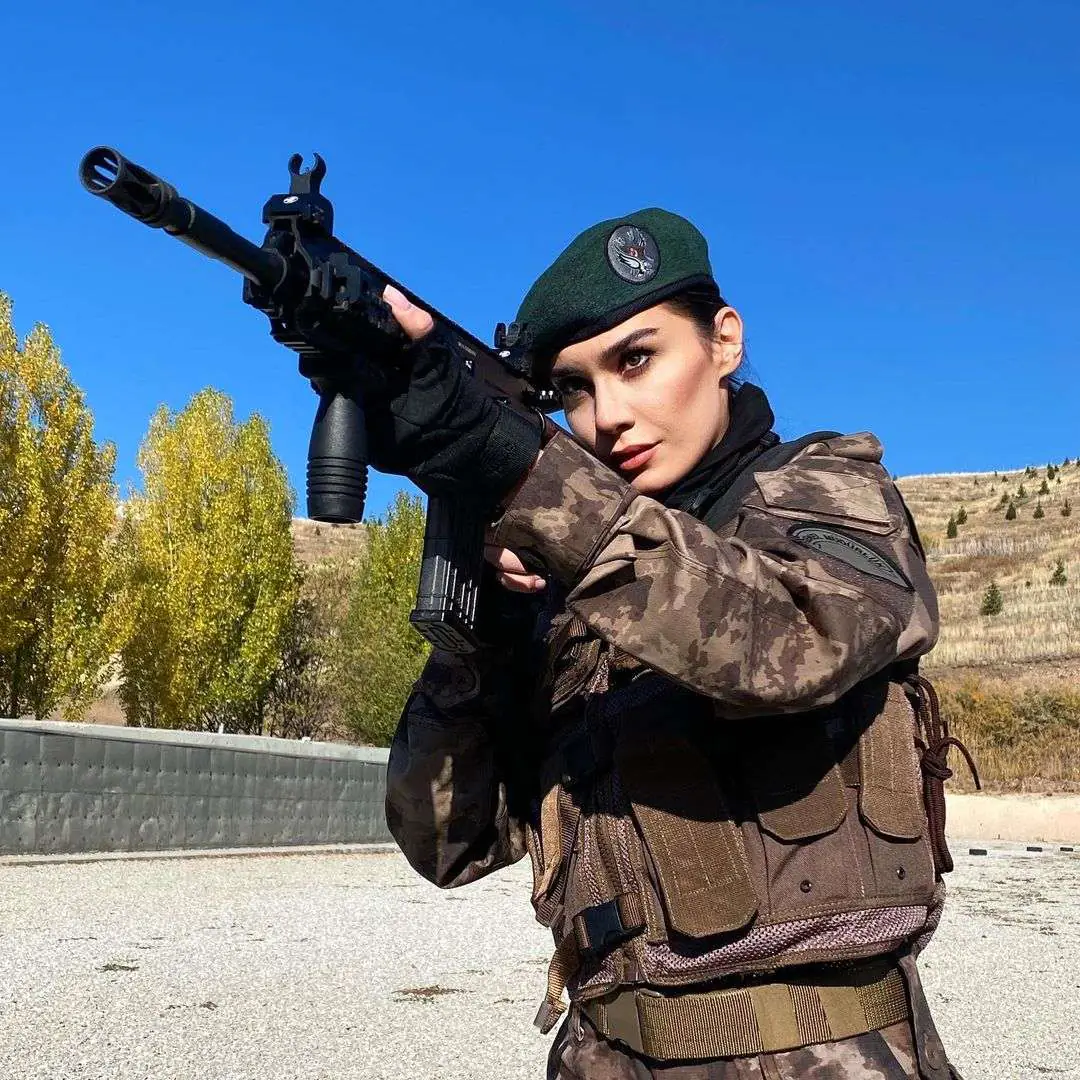 Bu kez bambaşka! Burcu Kıratlı, 2 yıl sonra sete döndü ama ne dönüş! 10