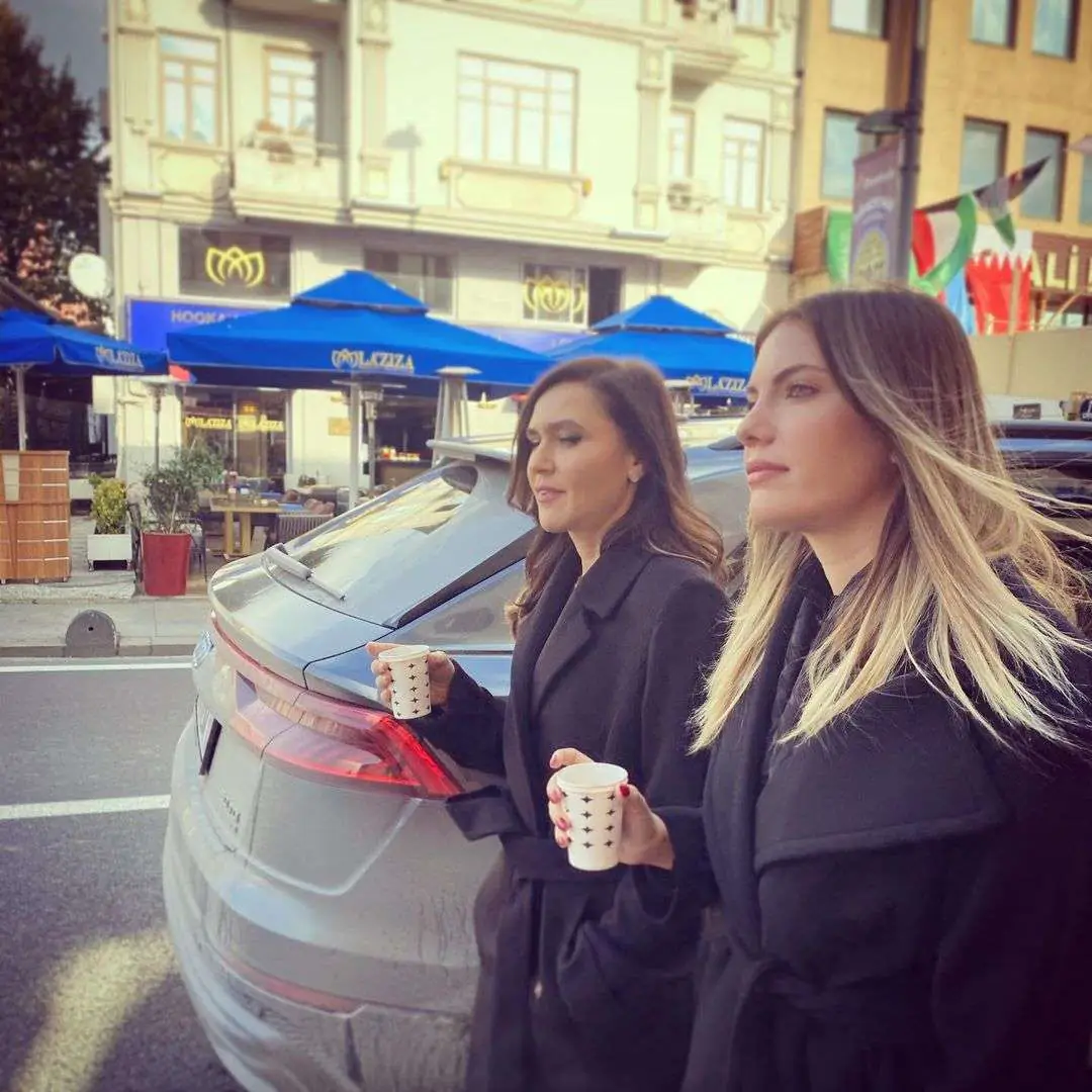 Eda Ece ve Şevval Sam sokakta tarz yaptı ama bir şeyi unuttular! 8