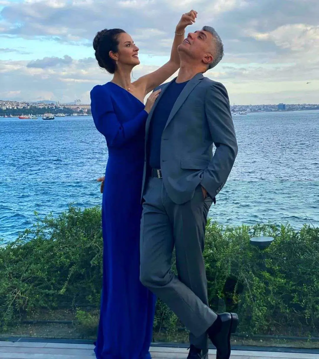 İşte İrem Helvacıoğlu ve Özcan Deniz'in Seni Çok Bekledim dizisinin afişi ve sürpriz bir kamera arkası 9