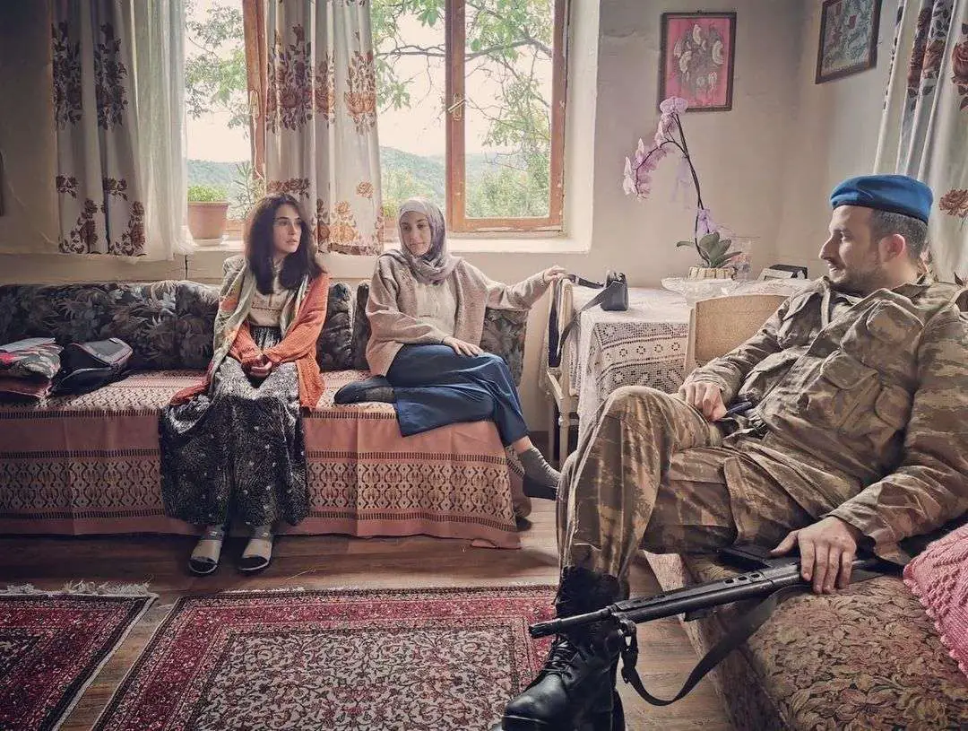 Bir Başkadır'ın Ruhiye'si Funda Eryiğit'in setten sempatik pozu 10