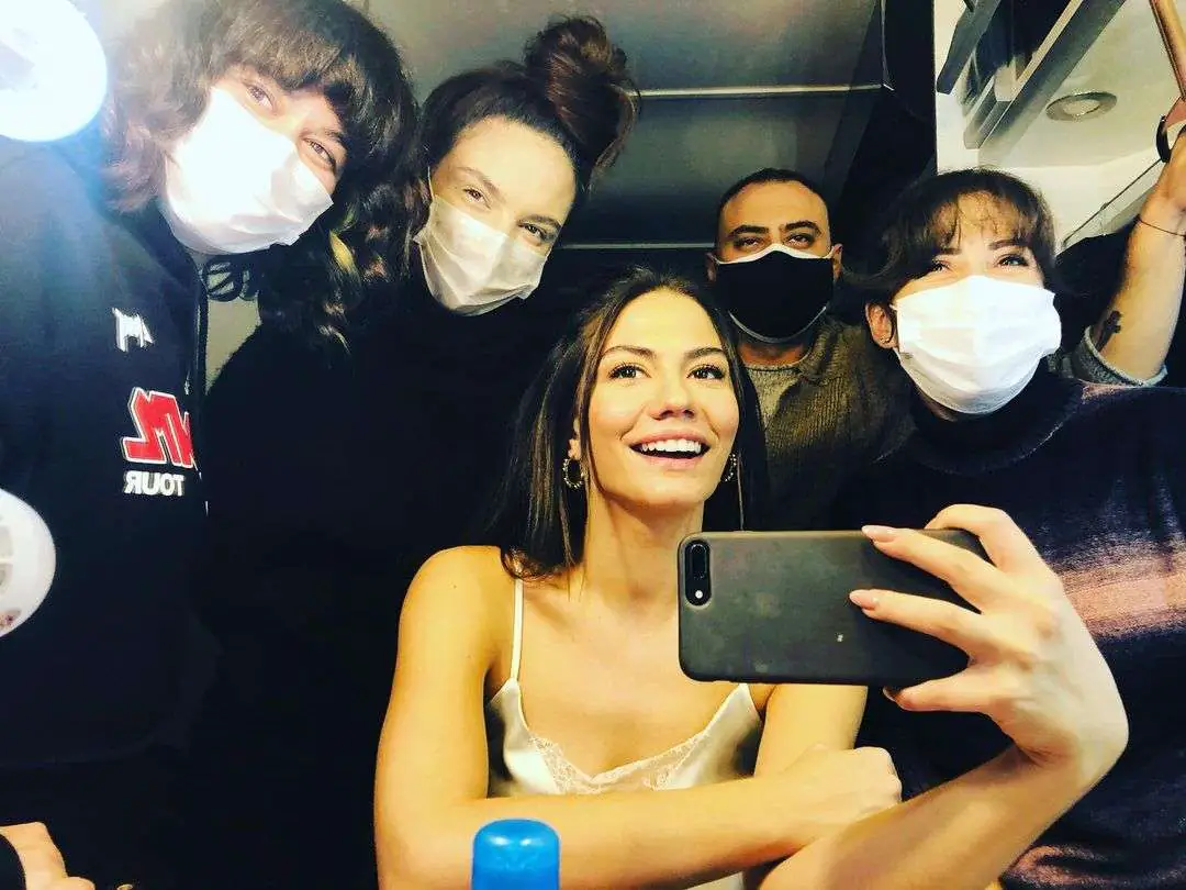 Bir yanda Demet Özdemir, diğer yanda Hande Erçel! Sevgi ve dostluğun farklı yansıması! 8