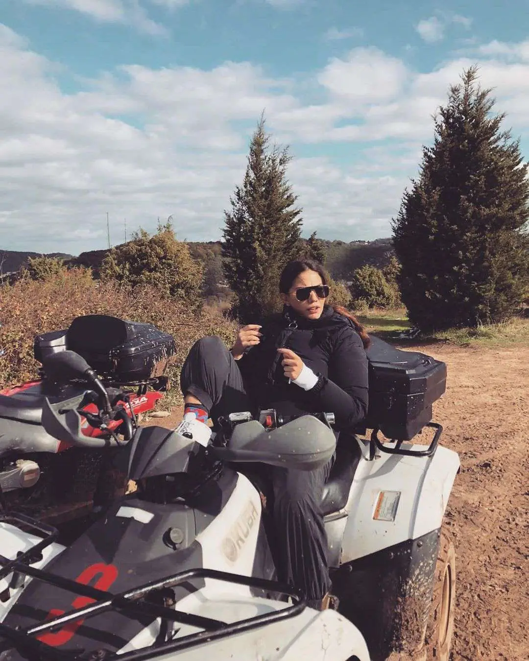 Demet Özdemir arazide, Hande Erçel evde beğenileri yine kaptılar! 8