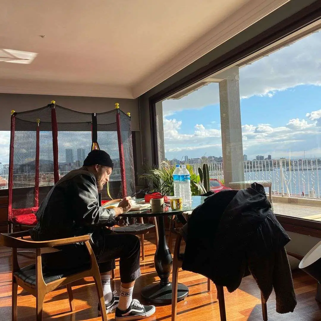 Uraz Kaygılaroğlu nereye gidiyor? Instagram'da ünlülerin olduğu o kampanyaya Kubilay Aka da katıldı! 8
