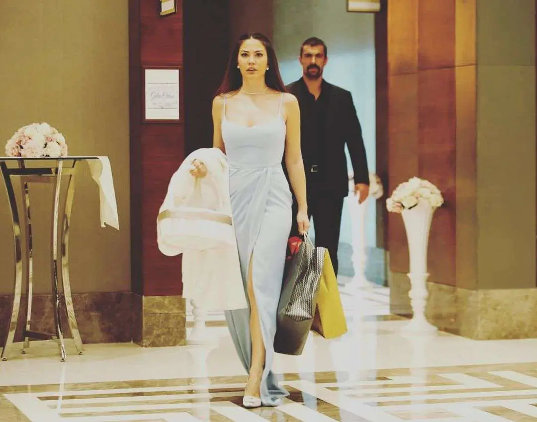 Doğduğun Ev Kaderindir'de Zeynep'in posta koyması öncesinde, Demet Özdemir roketi fırlattı! 7