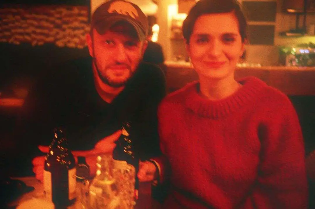 Meriç Aral bu fotoyu çok seviyor! Gökçe Bahadır Fransızlara mı seslendi? Melisa Şenolsun'un yanındaki kim? 9