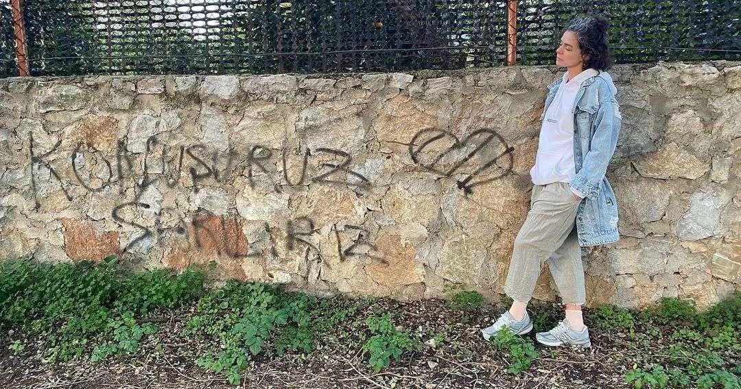 Özge Özpirinçci duvara, Aybüke Pusat güneşe karşı! Pelin Akil ise ikizleriyle gezmede 9